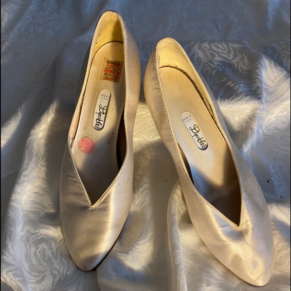 Dyeables Ladies Cream Satin 1”Wedge heel Flats 8B - Picture 1 of 4